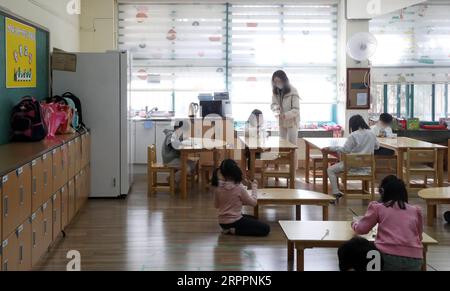 200320 -- SEOUL, 20. März 2020 Xinhua -- Kinder haben Unterricht in einem Treuhandunterricht einer Grundschule in Seoul, Südkorea, 20. März 2020. Südkorea meldete am Donnerstag 87 weitere COVID-19-Fälle, was die Gesamtzahl auf 8.652 erhöhte. Newsis/Handout via Xinhua SÜDKOREA-COVID-19 PUBLICATIONxNOTxINxCHN Stockfoto