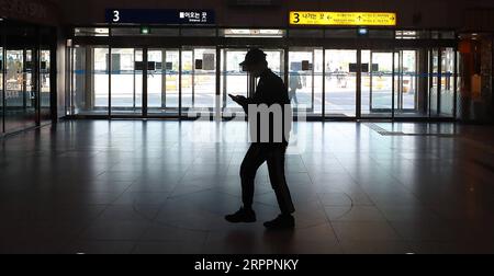 200320 -- SEOUL, 20. März 2020 Xinhua -- Ein Passagier wird auf der East Daegu Station in Daegu, Südkorea, am 20. März 2020 gesehen. Südkorea meldete am Donnerstag 87 weitere COVID-19-Fälle, was die Gesamtzahl auf 8.652 erhöhte. Newsis/Handout via Xinhua SÜDKOREA-COVID-19 PUBLICATIONxNOTxINxCHN Stockfoto