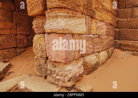 Meroe, Sudan - 05 29 2011: Historische archäologische Stätte der Meroe Pyramiden in der trockenen und trockenen Wüstenregion der Sahara im Sudan entlang der ri Stockfoto