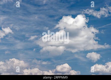 Weiße Wolken, blauer Sommerhimmel über New York Harbor (Upper Bay); Mischung aus Altostratus- und Altocumulus-Wolken. Sehr große Datei mit hoher Auflösung (45 MP - 8120 x 5460p Stockfoto