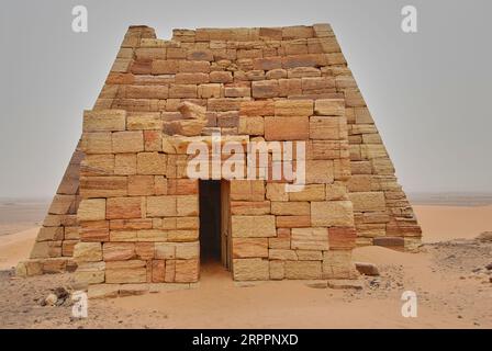 Meroe, Sudan - 05 29 2011: Historische archäologische Stätte der Meroe Pyramiden in der trockenen und trockenen Wüstenregion der Sahara im Sudan entlang der ri Stockfoto