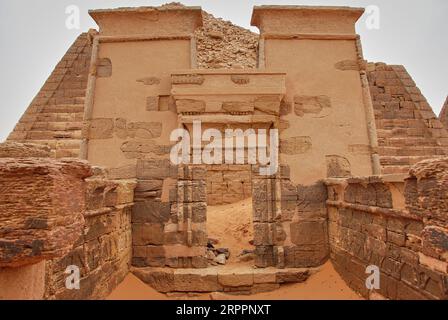 Meroe, Sudan - 05 29 2011: Historische archäologische Stätte der Meroe Pyramiden in der trockenen und trockenen Wüstenregion der Sahara im Sudan entlang der ri Stockfoto