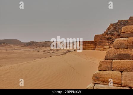 Meroe, Sudan - 05 29 2011: Historische archäologische Stätte der Meroe Pyramiden in der trockenen und trockenen Wüstenregion der Sahara im Sudan entlang der ri Stockfoto