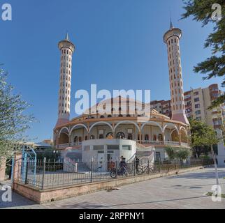 Die große Moschee von Fier: Ein zentraler Leuchtturm in Fieri Stockfoto
