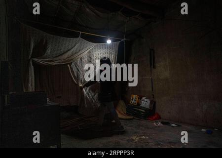 200320 -- KUNMING, 20. März 2020 -- Villager Wang Daxiang packt, bevor sie ihr altes Haus im Dorf Luoqiu in der Stadt Daxing im Yongshan County, Provinz Yunnan im Südwesten Chinas, am 14. März 2020 verlässt. Das Dorf Luoqiu liegt tief in den Bergen der Provinz Yunnan im Südwesten Chinas und ist die Heimat von nur dutzenden Haushalten, die sich im Bergtal verteilen. Der Dorfbewohner Yan Fugao und seine Frau Wang Daxiang leben hier seit über 20 Jahren. Die raue Gebirgslandschaft hier hat die Wirtschaftstätigkeit der Menschen vor Ort stark eingeschränkt und einige von ihnen Arm gemacht. Yan Fugaos Familie ist unter ihnen und war ide Stockfoto