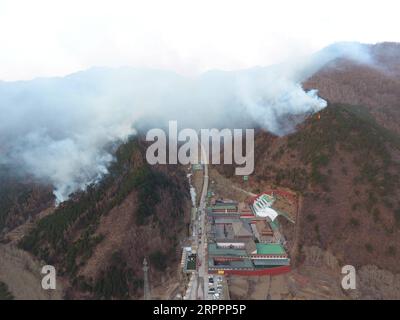 200320 -- TAIYUAN, 20. März 2020 -- Luftaufnahme, aufgenommen am 20. März 2020, zeigt die Feuerstelle am Mount Wutai in der nordchinesischen Provinz Shanxi. Ein Feuer ist auf dem Mount Wutai, einem der vier heiligen buddhistischen Berge Chinas, in der nordchinesischen Provinz Shanxi ausgebrochen, sagte das Managementkomitee der landschaftlich reizvollen Gegend am Freitag. Das Feuer brach am Donnerstagabend in der Nähe eines Parkplatzes auf dem Berg aus, und 1.500 Menschen wurden in die Gegend geschickt, um das Feuer ab Freitagmittag zu bekämpfen, so das Komitee. Wasserkanonen und Hubschrauber wurden auch eingesetzt, um das Feuer zu löschen. Da der Brennpunkt 9 ist. Stockfoto