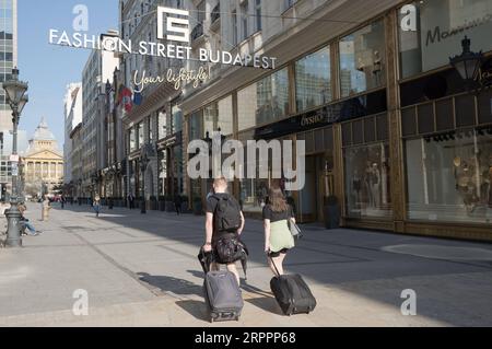 200320 -- BUDAPEST, 20. März 2020 -- Foto aufgenommen am 19. März 2020 zeigt die Fashion Street, eine der wichtigsten Touristenattraktionen in der Innenstadt von Budapest, der Hauptstadt Ungarns. Die ungarische Regierung hat am 11. März den Ausnahmezustand zur Bekämpfung des COVID-19-Ausbruchs ausgerufen. Foto: /Xinhua HUNGARY-BUDAPEST-COVID-19 AttilaxVolgyi PUBLICATIONxNOTxINxCHN Stockfoto