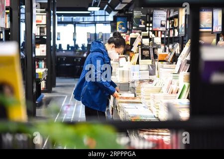 200320 -- TAIYUAN, 20. März 2020 -- Eine Frau wählt Bücher in einem Buchladen in Taiyuan, nordchinesische Provinz Shanxi, 20. März 2020 aus. Leben und Produktion haben hier in Taiyuan unter strengen Maßnahmen zur Verhütung und Bekämpfung der neuartigen Coronavirus-Epidemie allmählich wieder aufgenommen. Foto von /Xinhua CHINA-SHANXI-TAIYUAN-LIFE-RESUMPTION CN ChaixTing PUBLICATIONxNOTxINxCHN Stockfoto