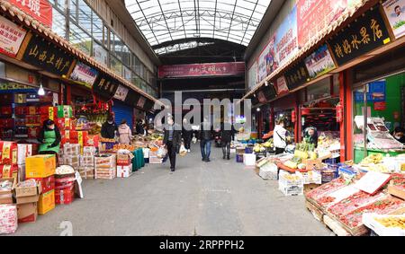 200320 -- TAIYUAN, 20. März 2020 -- Menschen kaufen auf einem Markt in Taiyuan, nordchinesische Provinz Shanxi, 20. März 2020. Leben und Produktion haben hier in Taiyuan unter strengen Maßnahmen zur Verhütung und Bekämpfung der neuartigen Coronavirus-Epidemie allmählich wieder aufgenommen. Foto von /Xinhua CHINA-SHANXI-TAIYUAN-LIFE-RESUMPTION CN ChaixTing PUBLICATIONxNOTxINxCHN Stockfoto