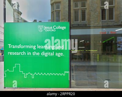 Hinweis (über das Lernen im digitalen Zeitalter) auf dem Cheng Yu Tung Gebäude am Jesus College, University of Oxford, England. Stockfoto