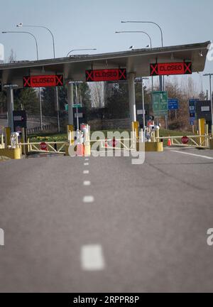 200321 -- VANCOUVER, 21. März 2020 Xinhua -- geschlossene Schalter am US-Hafen für den Zugang in Blaine des Staates Washington sind am Douglas-Peace Arch Grenzübergang in Surrey, Kanada, am 20. März 2020 zu sehen. Der kanadische Premierminister Justin Trudeau kündigte an, dass die Grenze zwischen Kanada und den USA am Freitag um Mitternacht für nicht unbedingt notwendige Reisen geschlossen wird und beide Länder Asylsuchende zurückweisen werden, die die Grenze überschreiten. Foto von Liang Sen/Xinhua CANADA-U.S.-BORDER CLOSE-COVID-19 PUBLICATIONxNOTxINxCHN Stockfoto