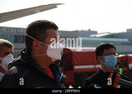 200321 -- PRAG, 21. März 2020 -- tschechischer stellvertretender Ministerpräsident und Innenminister Jan Hamacek spricht auf dem Prager Flughafen in der Tschechischen Republik, 20. März 2020. Ein Flugzeug der China Eastern Airlines mit 1,1 Millionen Atemschutzmasken, das die Tschechische Republik aus China gekauft hatte, traf am Freitag am Flughafen Prag ein. Es war die zweite Serie von medizinischen Hilfsgütern aus China, nachdem ein tschechisches Militärflugzeug am Mittwoch 150.000 schnelle COVID-19-Tester aus China nach Hause gebracht hatte. Die Tschechische Republik ist wie viele andere europäische Länder im vergangenen Jahrzehnt vom COVID-19-Ausbruch betroffen Stockfoto