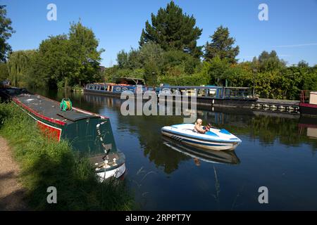 E-Boot Mieten River Lea Broxbourne Hertfordshire Stockfoto