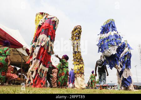 Mächtige Maskeraden aus dem Oyo-Königreich treten beim World Sango Festival auf, einem jährlichen Festival unter den Yoruba zu Ehren von Sango, einer Donner- und Feuergottheit, die ein Krieger und der dritte König des Oyo-Reiches war, nachdem er Ajaka seinen älteren Bruder nachfolgte. Das Festival ist Gastgeber von Besuchern aus dem ganzen Land und Followern aus dem Ausland. Oyo State, Lagos, Nigeria. Stockfoto