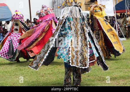 Mächtige Maskeraden aus dem Oyo-Königreich treten beim World Sango Festival auf, einem jährlichen Festival unter den Yoruba zu Ehren von Sango, einer Donner- und Feuergottheit, die ein Krieger und der dritte König des Oyo-Reiches war, nachdem er Ajaka seinen älteren Bruder nachfolgte. Das Festival ist Gastgeber von Besuchern aus dem ganzen Land und Followern aus dem Ausland. Oyo State, Lagos, Nigeria. Stockfoto