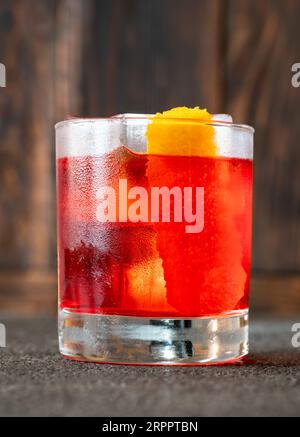 Ein Glas Negroni-Cocktail, garniert mit Orangenschale Stockfoto