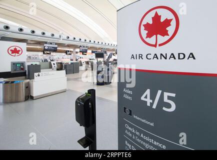 200322 -- TORONTO, 22. März 2020 -- Check-in-Schalter von Air Canada befinden sich am Terminal 1 des Pearson International Airport in Toronto, Kanada, 21. März 2020. Air Canada legt mehr als 5.000 Flugbegleiter ab, da die größte Fluggesellschaft des Landes aufgrund der COVID-19-Pandemie Strecken kürzt und Flugzeuge parkt. Die befristeten Entlassungen werden bis April wirksam. Foto von /Xinhua CANADA-TORONTO-COVID-19-AIR CANADA-LAY OFF ZouxZheng PUBLICATIONxNOTxINxCHN Stockfoto