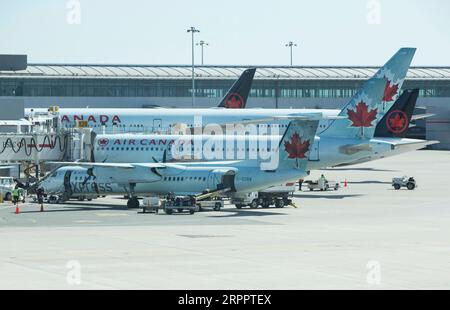 200322 -- TORONTO, 22. März 2020 -- Passagierflugzeuge von Air Canada werden am Pearson International Airport in Toronto, Kanada, am 21. März 2020 gesehen. Air Canada legt mehr als 5.000 Flugbegleiter ab, da die größte Fluggesellschaft des Landes aufgrund der COVID-19-Pandemie Strecken kürzt und Flugzeuge parkt. Die befristeten Entlassungen werden bis April wirksam. Foto von /Xinhua CANADA-TORONTO-COVID-19-AIR CANADA-LAY OFF ZouxZheng PUBLICATIONxNOTxINxCHN Stockfoto