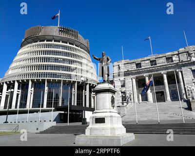 200322 -- WELLINGTON, 22. März 2020 -- Foto vom 22. März 2020 zeigt den leeren Platz des parlamentsgebäudes in Wellington, Neuseeland. Neuseeland meldete am Sonntag 14 neue COVID-19-Fälle, was die Gesamtzahl der bestätigten Fälle auf 66 erhöhte. Das Land befindet sich auf COVID-19-Alarmstufe zwei. NEW ZEALAND-WELLINGTON-ALERT SYSTEM-LEVEL TWO GUOXLEI PUBLICATIONXNOTXINXCHN Stockfoto