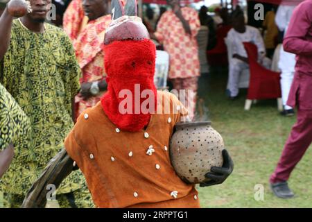 Mächtige Maskeraden aus dem Oyo-Königreich treten beim World Sango Festival auf, einem jährlichen Festival unter den Yoruba zu Ehren von Sango, einer Donner- und Feuergottheit, die ein Krieger und der dritte König des Oyo-Reiches war, nachdem er Ajaka seinen älteren Bruder nachfolgte. Das Festival ist Gastgeber von Besuchern aus dem ganzen Land und Followern aus dem Ausland. Oyo State, Lagos, Nigeria. Stockfoto