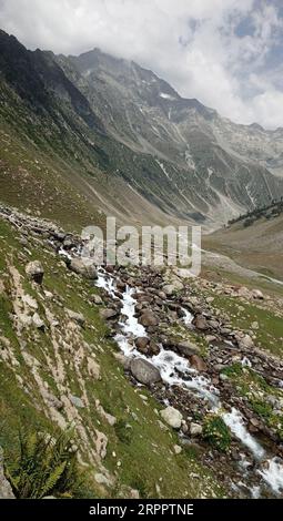 Kashimir, Indien. September 2023. Allgemeiner Blick auf theÂ Tarsar LakeÂ orÂ tar SarÂ, umgeben von Bergen, ist ein mandelförmiges lakeÂ alpines Â oligotrophicÂ im Pulwama auf der Westseite des liesÂ Dachigam Nationalparks und auf der Südseite des liesÂ Tral. Am 5. September 2023 in Kashimir, Indien. (Bildnachweis: © Umer Gadir/Okular über ZUMA Press Wire) NUR REDAKTIONELLE VERWENDUNG! Nicht für kommerzielle ZWECKE! Stockfoto