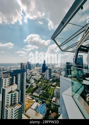 Dieses Bild bietet eine atemberaubende Sicht auf eine belebte Stadtlandschaft, einschließlich hoch aufragender Wolkenkratzer und einer pulsierenden Skyline der Metropole Stockfoto