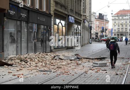 200322 -- ZAGREB, 22. März 2020 Xinhua -- Foto aufgenommen am 22. März 2020 zeigt Trümmer nach einem Erdbeben auf einer Straße in Zagreb, der Hauptstadt Kroatiens. Ein Erdbeben mit einer Stärke von 5,4 erschütterte Kroatien am Sonntag um 05:24:03 Uhr GMT, so der U.S. Geological Survey. Das Epizentrum mit einer Tiefe von 10,0 km wurde zunächst auf 45,8972 Grad nördlicher Breite und 15,9662 Grad östlicher Länge bestimmt. Marko Lukinic/Pixsell via Xinhua SPOT NEWSCROATIA-ZAGREB-EARTHQUAKE-DAMAGE PUBLICATIONxNOTxINxCHN Stockfoto