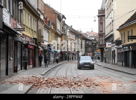 200322 -- ZAGREB, 22. März 2020 Xinhua -- Foto aufgenommen am 22. März 2020 zeigt Trümmer nach einem Erdbeben auf einer Straße in Zagreb, der Hauptstadt Kroatiens. Ein Erdbeben mit einer Stärke von 5,4 erschütterte Kroatien am Sonntag um 05:24:03 Uhr GMT, so der U.S. Geological Survey. Das Epizentrum mit einer Tiefe von 10,0 km wurde zunächst auf 45,8972 Grad nördlicher Breite und 15,9662 Grad östlicher Länge bestimmt. Marko Lukinic/Pixsell via Xinhua SPOT NEWSCROATIA-ZAGREB-EARTHQUAKE-DAMAGE PUBLICATIONxNOTxINxCHN Stockfoto