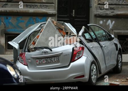 200322 -- ZAGREB, 22. März 2020 Xinhua -- Foto aufgenommen am 22. März 2020 zeigt ein beschädigtes Auto auf einer Straße in Zagreb, der Hauptstadt Kroatiens. Ein Erdbeben mit einer Stärke von 5,4 erschütterte Kroatien am Sonntag um 05:24:03 Uhr GMT, so der U.S. Geological Survey. Das Epizentrum mit einer Tiefe von 10,0 km wurde zunächst auf 45,8972 Grad nördlicher Breite und 15,9662 Grad östlicher Länge bestimmt. Emica Elvedji/Pixsell via Xinhua SPOT NEWSCROATIA-ZAGREB-EARTHQUAKE-DAMAGE PUBLICATIONxNOTxINxCHN Stockfoto