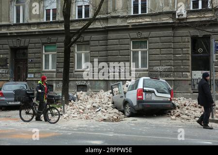 200322 -- ZAGREB, 22. März 2020 Xinhua -- Foto aufgenommen am 22. März 2020 zeigt Trümmer nach einem Erdbeben auf einer Straße in Zagreb, der Hauptstadt Kroatiens. Ein Erdbeben mit einer Stärke von 5,4 erschütterte Kroatien am Sonntag um 05:24:03 Uhr GMT, so der U.S. Geological Survey. Das Epizentrum mit einer Tiefe von 10,0 km wurde zunächst auf 45,8972 Grad nördlicher Breite und 15,9662 Grad östlicher Länge bestimmt. Emica Elvedji/Pixsell via Xinhua SPOT NEWSCROATIA-ZAGREB-EARTHQUAKE-DAMAGE PUBLICATIONxNOTxINxCHN Stockfoto