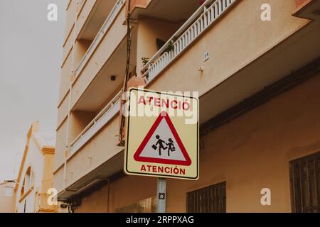 Verkehrszeichen für Fußgänger auf der Straße in Spanien Stockfoto