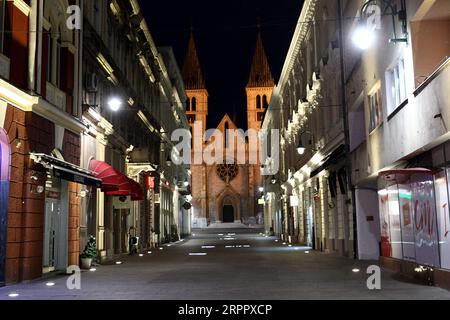 200323 -- SARAJEVO, 23. März 2020 Xinhua -- Foto aufgenommen am 22. März 2020 zeigt eine leere Straße in Sarajevo, Bosnien und Herzegowina. Die Gesamtzahl der COVID-19-Fälle in Bosnien und Herzegowina stieg am Sonntag von 94 am Tag zuvor auf 125 an, nachdem 31 neue Fälle in der Republika Srpska RS, einer der beiden Einheiten von Bosnien und Herzegowina, gemeldet wurden. Foto von Nedim Grabovica/Xinhua BOSNIEN UND HERZEGOWINA-SARAJEVO-COVID-19 PUBLICATIONxNOTxINxCHN Stockfoto