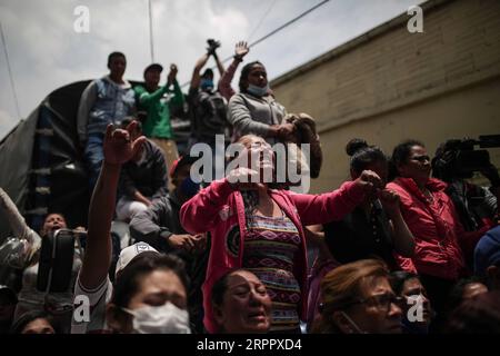 200323 -- BOGOTA, 23. März 2020 Xinhua -- Familien von Gefangenen warten vor dem Gefängnis, wo ein versuchter Gefängnisausbruch in Bogota, Kolumbien, 22. März 2020 geschah. Eine versuchte Gefängnisunterbrechung in der kolumbianischen Hauptstadt Bogota ließ 23 Häftlinge tot und 83 andere verletzt, von denen 32 ins Krankenhaus eingeliefert werden, sagte Justizministerin Margarita Cabello am Sonntag. Sieben Gefängniswärter und Beamte des National Penitentiary and Prison Institute INPEC wurden ebenfalls verletzt, zwei davon kritisch, sagte Cabello. Foto von Jhon Paz/Xinhua COLOMBIA-BOGOTA-PRISON BREAK PUBLICATIONxNOTxINxCHN Stockfoto