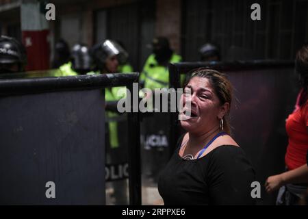 200323 -- BOGOTA, 23. März 2020 Xinhua -- Ein Familienmitglied eines Gefangenen wartet vor dem Gefängnis, wo ein versuchter Gefängnisbruch in Bogota, Kolumbien, 22. März 2020 geschah. Eine versuchte Gefängnisunterbrechung in der kolumbianischen Hauptstadt Bogota ließ 23 Häftlinge tot und 83 andere verletzt, von denen 32 ins Krankenhaus eingeliefert werden, sagte Justizministerin Margarita Cabello am Sonntag. Sieben Gefängniswärter und Beamte des National Penitentiary and Prison Institute INPEC wurden ebenfalls verletzt, zwei davon kritisch, sagte Cabello. Foto von Jhon Paz/Xinhua COLOMBIA-BOGOTA-PRISON BREAK PUBLICATIONxNOTxINxCHN Stockfoto