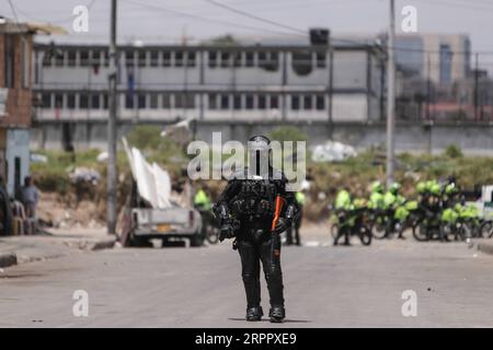 News Bilder des Tages 200323 -- BOGOTA, 23. März 2020 Xinhua -- Ein Polizist steht vor dem Gefängnis, wo ein versuchter Gefängnisbruch in Bogota, Kolumbien, am 22. März 2020 geschah. Eine versuchte Gefängnisunterbrechung in der kolumbianischen Hauptstadt Bogota ließ 23 Häftlinge tot und 83 andere verletzt, von denen 32 ins Krankenhaus eingeliefert werden, sagte Justizministerin Margarita Cabello am Sonntag. Sieben Gefängniswärter und Beamte des National Penitentiary and Prison Institute INPEC wurden ebenfalls verletzt, zwei davon kritisch, sagte Cabello. Foto von Jhon Paz/Xinhua COLOMBIA-BOGOTA-PRISON BREAK PUBLICATIONxNOTxINxCHN Stockfoto