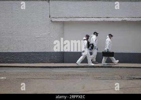 200323 -- BOGOTA, 23. März 2020 Xinhua -- drei Forensiker bereiten sich auf den Eintritt in das Gefängnis vor, wo ein versuchter Gefängnisbruch in Bogota, Kolumbien, am 22. März 2020 geschah. Eine versuchte Gefängnisunterbrechung in der kolumbianischen Hauptstadt Bogota ließ 23 Häftlinge tot und 83 andere verletzt, von denen 32 ins Krankenhaus eingeliefert werden, sagte Justizministerin Margarita Cabello am Sonntag. Sieben Gefängniswärter und Beamte des National Penitentiary and Prison Institute INPEC wurden ebenfalls verletzt, zwei davon kritisch, sagte Cabello. Foto von Jhon Paz/Xinhua COLOMBIA-BOGOTA-PRISON BREAK PUBLICATIONxNOTxINxCHN Stockfoto