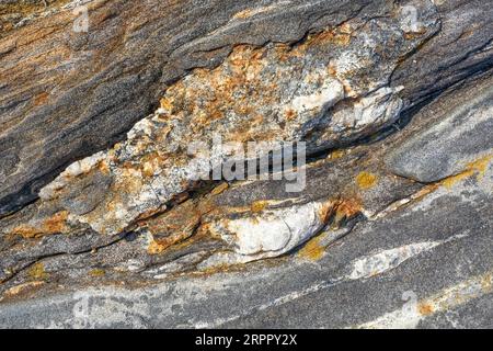 Natürliche Felsformation bei Pemaquid Point Light Station, Bristol, Maine, USA Stockfoto