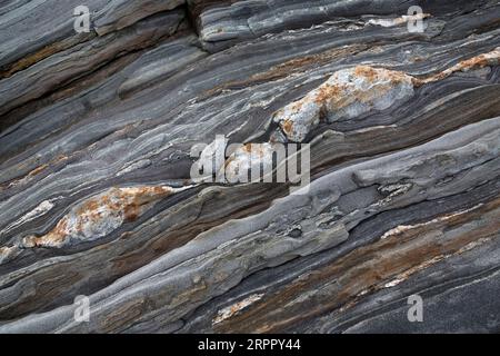 Natürliche Felsformation bei Pemaquid Point Light Station, Bristol, Maine, USA Stockfoto