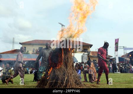 Danafojura, die älteste Maskerade im Königreich Oyo, spielt beim World Sango Festival, einem jährlichen Festival der Yoruba zu Ehren von Sango, in einem brennenden Feuer. eine Donner- und Feuergottheit, die ein Krieger und der dritte König des Oyo-Reiches war, nachdem er Ajaka seinen älteren Bruder nachfolgte. Das Festival ist Gastgeber von Besuchern aus dem ganzen Land und Followern aus dem Ausland. Oyo State, Lagos, Nigeria. Stockfoto