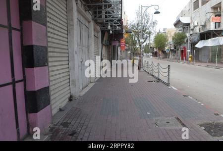 200323 -- HEBRON, 23. März 2020 -- Foto aufgenommen am 23. März 2020 zeigt geschlossene Geschäfte in einer leeren Straße in der Westbank-Stadt Hebron. Die palästinensischen Behörden erklärten am Sonntag eine 14-tägige Sperrung des Westjordanlands als Teil der Maßnahmen zur Bekämpfung der Ausbreitung der Coronavirus-Pandemie. Foto von Mamoun Wazwaz/Xinhua MIDEAST-HEBRON-COVID-19-MEASURES XiongxSihao PUBLICATIONxNOTxINxCHN Stockfoto