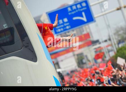 News Bilder des Tages 200323 -- XIAOGAN, 23. März 2020 -- Sanitäter aus Chongqing verabschieden sich vor ihrer Abreise in Xiaogan, der zentralchinesischen Provinz Hubei, am 23. März 2020. Insgesamt 669 Mitglieder eines medizinischen Hilfsteams der Gemeinde Chongqing verließen Xiaogan der Provinz Hubei am Montag, nachdem sie ihre Aufgabe zur Bekämpfung der COVID-19-Epidemie beendet hatten. CHINA-HUBEI-XIAOGAN-MEDIZINISCHES PERSONAL AUS CHONGQING-DEPARTURE CN HUXHUHU PUBLICATIONXNOTXINXCHN Stockfoto