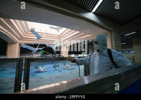 200323 -- WUHAN, 23. März 2020 -- Ein Mitarbeiter führt Desinfektion in der U-Bahn-Station des Hankou-Bahnhofs in Wuhan, Zentralchinas Provinz Hubei, 23. März 2020. Wuhan bereitet sich auf die Wiederherstellung des Betriebs des öffentlichen Nahverkehrs vor. Die Behörden erklärten am Sonntag, dass die Öffentlichkeit die Registrierung für öffentliche Verkehrsmittel oder Taxis in Wuhan, der Hauptstadt der zentralchinesischen Provinz Hubei, mit echten Namen durchlaufen muss. CHINA-HUBEI-WUHAN-ÖPNV-SYSTEM-VORBEREITUNG-OPERATION WIEDERHERSTELLUNG CN SHENXBOHAN PUBLICATIONXNOTXINXCHN Stockfoto