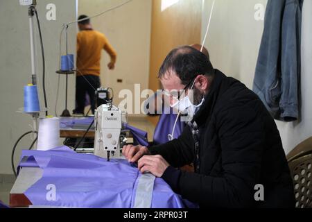 200323 -- BEIT LAHIA, 23. März 2020 Xinhua -- palästinensische Arbeiter stellen am 22. März 2020 in einer Fabrik im nördlichen Gazastreifen Beit Lahia Schutzanzüge her. Einer Fabrik in Gaza, die sich in der Küstenstadt Beit Lahia befindet, ist es gelungen, Schutzanzüge nach chinesischen Standards herzustellen. Foto von Rizek Abdeljawad/Xinhua ZU GEHEN MIT Feature: Gaza Factory folgt Chinas Standards zur Herstellung von Schutzanzügen unter COVID-19 MIDEAST-GAZA-BEIT LAHIA-COVID-19-SCHUTZANZÜGEN-PRODUCTION PUBLICATIONxNOTxINxCHN Stockfoto