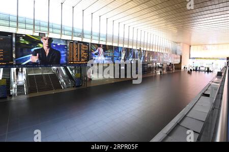 News Bilder des Tages 200323 -- ROM, 23. März 2020 Xinhua -- Foto aufgenommen am 23. März 2020 zeigt den fast leeren Bahnhof Roma Termini in Rom, Italien. Die COVID-19-Pandemie hatte bis Montag 6.077 Tote in eingesperrtem Italien gefordert, wobei die Gesamtzahl der bestätigten Fälle 63.927, laut neuen Zahlen, die von der Katastrophenschutzabteilung veröffentlicht wurden, erreichte. Foto von Augusto Casasoli/Xinhua ITALY-ROME-COVID-19-CASES PUBLICATIONxNOTxINxCHN Stockfoto