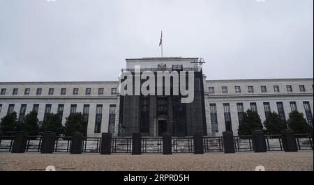 200323 -- WASHINGTON, 23. März 2020 -- Foto aufgenommen am 23. März 2020 zeigt das Gebäude der US-Notenbank in Washington D.C., USA. Die US-Notenbank Federal Reserve Fed kündigte am Montag einen Plan an, US-Staatsanleihen und hypothekenbesicherte Wertpapiere ohne Grenzen zu kaufen, um den Märkten bei COVID-19-Unsicherheiten ein effizienteres Funktionieren zu ermöglichen. US-WASHINGTON D.C.-FED-ANLAGEKÄUFE OHNE LIMIT-COVID-19 LIUXJIE PUBLICATIONXNOTXINXCHN Stockfoto