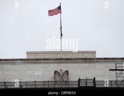 200323 -- WASHINGTON, 23. März 2020 -- Foto aufgenommen am 23. März 2020 zeigt das Gebäude der US-Notenbank in Washington D.C., USA. Die US-Notenbank Federal Reserve Fed kündigte am Montag einen Plan an, US-Staatsanleihen und hypothekenbesicherte Wertpapiere ohne Grenzen zu kaufen, um den Märkten bei COVID-19-Unsicherheiten ein effizienteres Funktionieren zu ermöglichen. US-WASHINGTON D.C.-FED-ANLAGEKÄUFE OHNE LIMIT-COVID-19 LIUXJIE PUBLICATIONXNOTXINXCHN Stockfoto