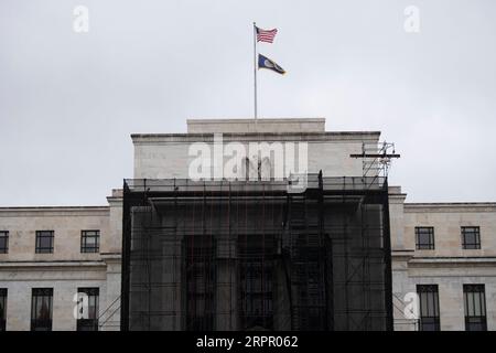 200323 -- WASHINGTON, 23. März 2020 -- Foto aufgenommen am 23. März 2020 zeigt das Gebäude der US-Notenbank in Washington D.C., USA. Die US-Notenbank Federal Reserve Fed kündigte am Montag einen Plan an, US-Staatsanleihen und hypothekenbesicherte Wertpapiere ohne Grenzen zu kaufen, um den Märkten bei COVID-19-Unsicherheiten ein effizienteres Funktionieren zu ermöglichen. US-WASHINGTON D.C.-FED-ANLAGEKÄUFE OHNE LIMIT-COVID-19 LIUXJIE PUBLICATIONXNOTXINXCHN Stockfoto