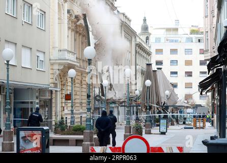 200324 -- ZAGREB, 24. März 2020 Xinhua -- Menschen zerstören die Fassade eines Gebäudes als Sicherheitsvorkehrung nach einem Erdbeben in Zagreb, Kroatien, 23. März 2020. Eine Reihe von Nachbeben erschütterte die kroatische Hauptstadt Zagreb am Montag, nachdem ein Erdbeben der Stärke 5,4 die Stadt einen Tag zuvor schwer beschädigt hatte. Der kroatische Innenminister Davor Bozinovic bestätigte am Montag, dass mehr als 250 Gebäude beschädigt wurden, darunter viele kulturelle Relikte. Mehr als 7.000 Objekte wurden zur Schadensbeurteilung gemeldet. Sanjin Strucic/Pixsell über Xinhua KROATIEN-ZAGREB-ERDBEBEN-SCHADEN PUBLICATIONxNOTx Stockfoto