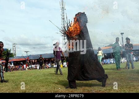 Danafojura, die älteste Maskerade im Königreich Oyo, spielt beim World Sango Festival, einem jährlichen Festival der Yoruba zu Ehren von Sango, in einem brennenden Feuer. eine Donner- und Feuergottheit, die ein Krieger und der dritte König des Oyo-Reiches war, nachdem er Ajaka seinen älteren Bruder nachfolgte. Das Festival ist Gastgeber von Besuchern aus dem ganzen Land und Followern aus dem Ausland. Oyo State, Lagos, Nigeria. Stockfoto