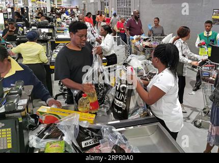 200324 -- JOHANNESBURG, 24. März 2020 -- Menschen kaufen in einem Supermarkt in Johannesburg, Südafrika, 23. März 2020. Da die COVID-19-Fälle am Montag die Marke von 400 überschritten haben, sagte der südafrikanische Präsident Cyril Ramaphosa, dass am Donnerstag eine landesweite Lockdown eingeführt werde. Die 21-tägige Sperrung würde bis zum 16. April dauern, kündigte der Präsident in Pretoria an. SÜDAFRIKA-JOHANNESBURG-COVID-19 ChenxCheng PUBLICATIONxNOTxINxCHN Stockfoto